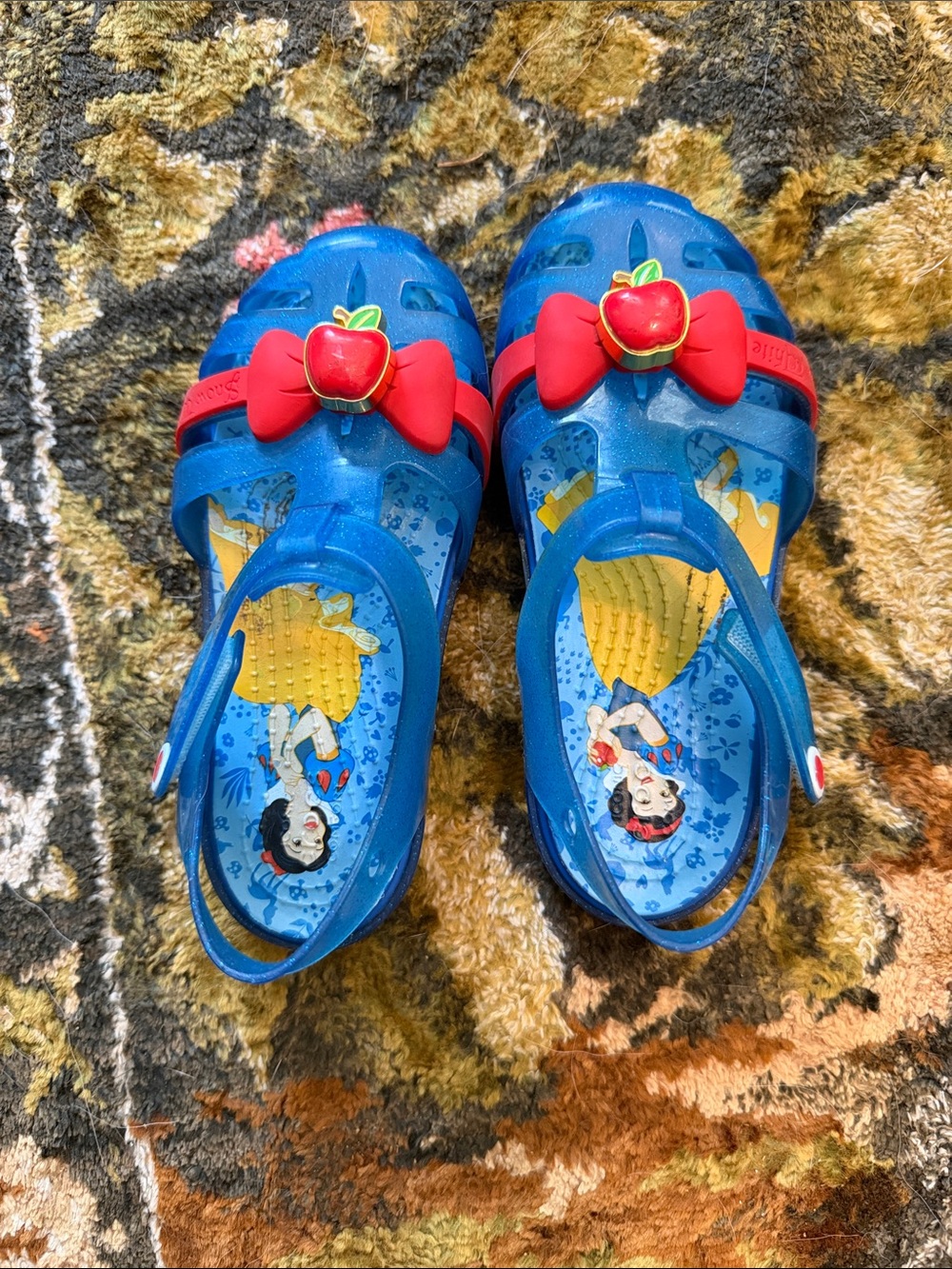 CROCS Kids Disney Snow White  Sandals with Red Bow and Apple Charm 10c